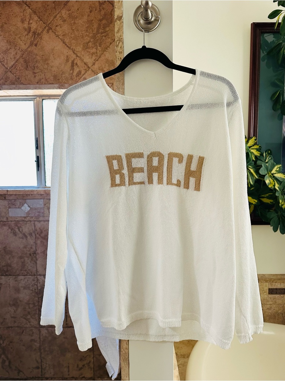 BEACH Top- White V-Neck Pullover w Tan Letters Size XL